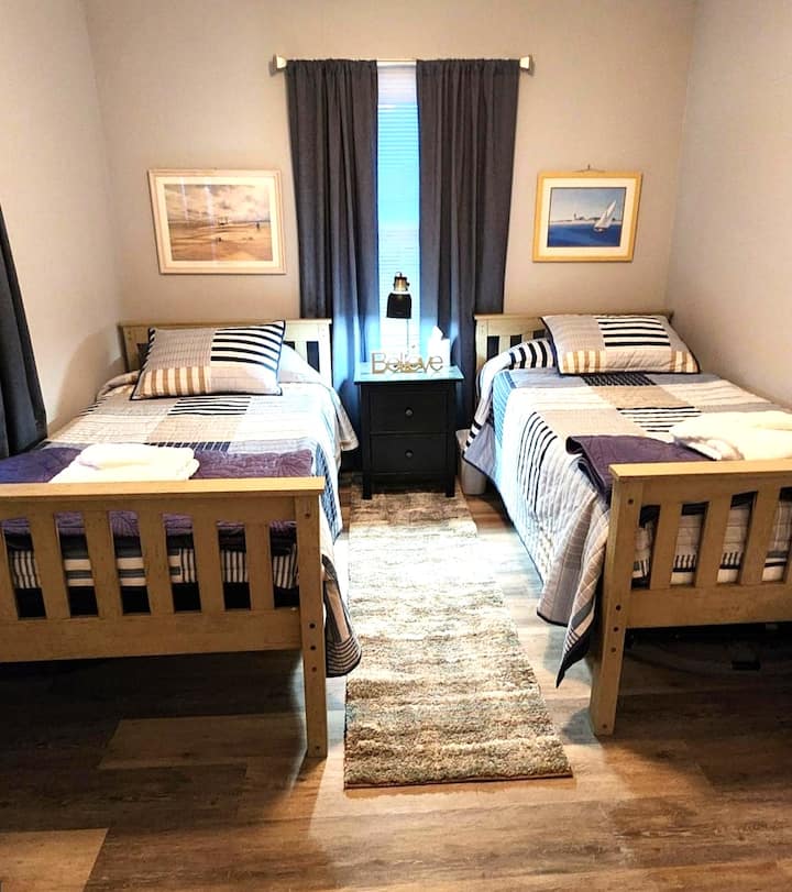 El dormitorio doble del noreste tiene un tema náutico. Debajo de una cama se almacenan un pack n' play, cambiador y una silla grande de papasán (platillo), especialmente popular entre los preadolescentes.