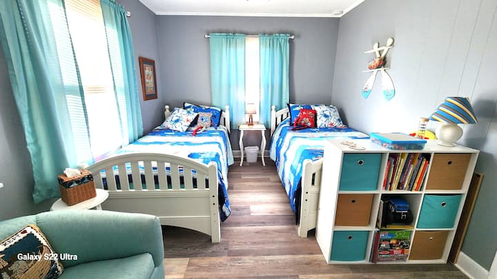 Los niños disfrutarán especialmente del dormitorio doble del suroeste con sorpresas almacenadas debajo de una cama y en los contenedores de la librería.