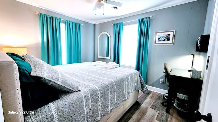 Cada uno de los cuatro dormitorios tiene dos ventanas, un ventilador de techo, un armario, un espejo y dos o más cajones para la ropa, además de ropa de cama adicional.