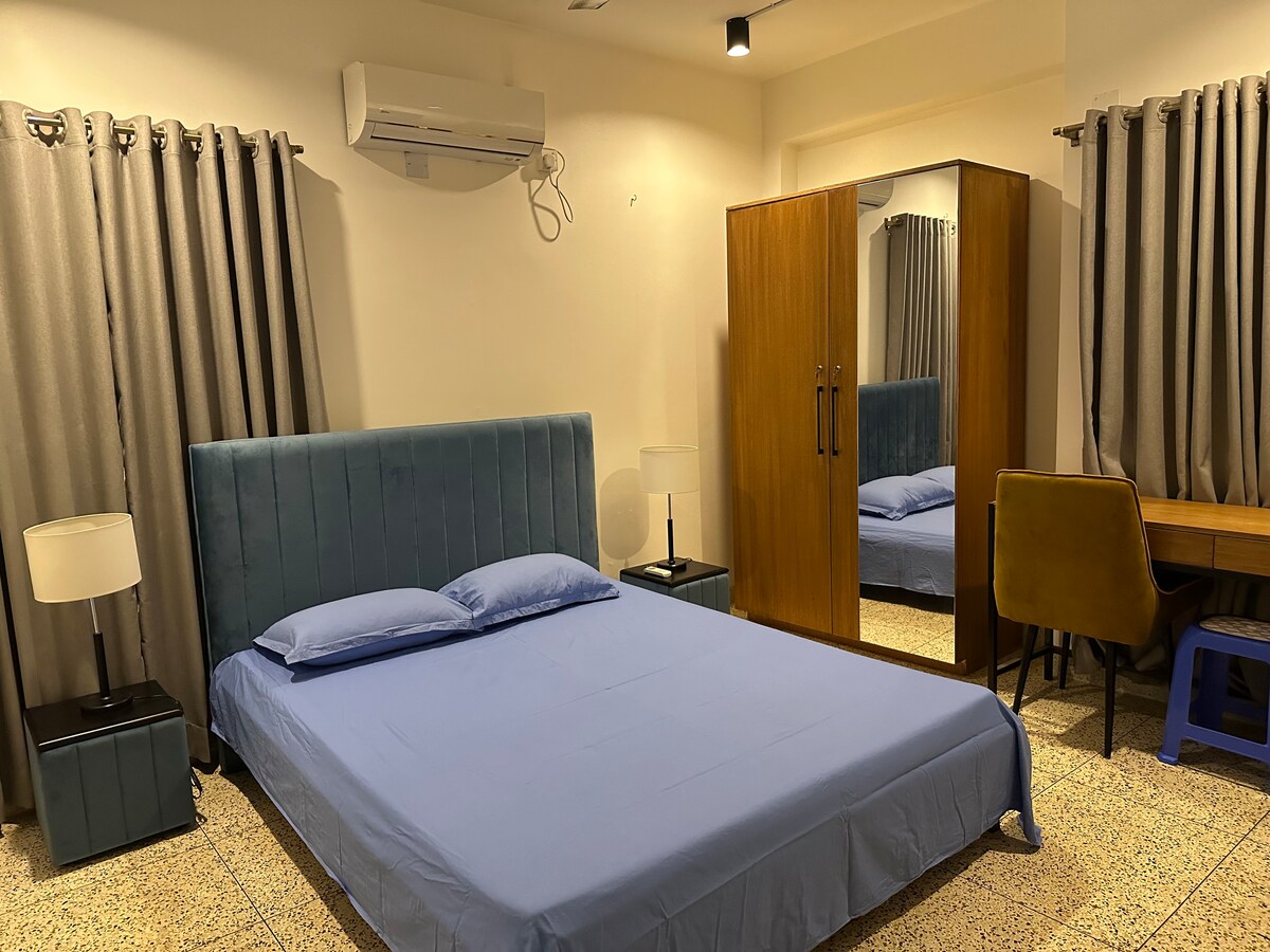 Mwonekano wa kina wa chumba cha kulala cha pili.