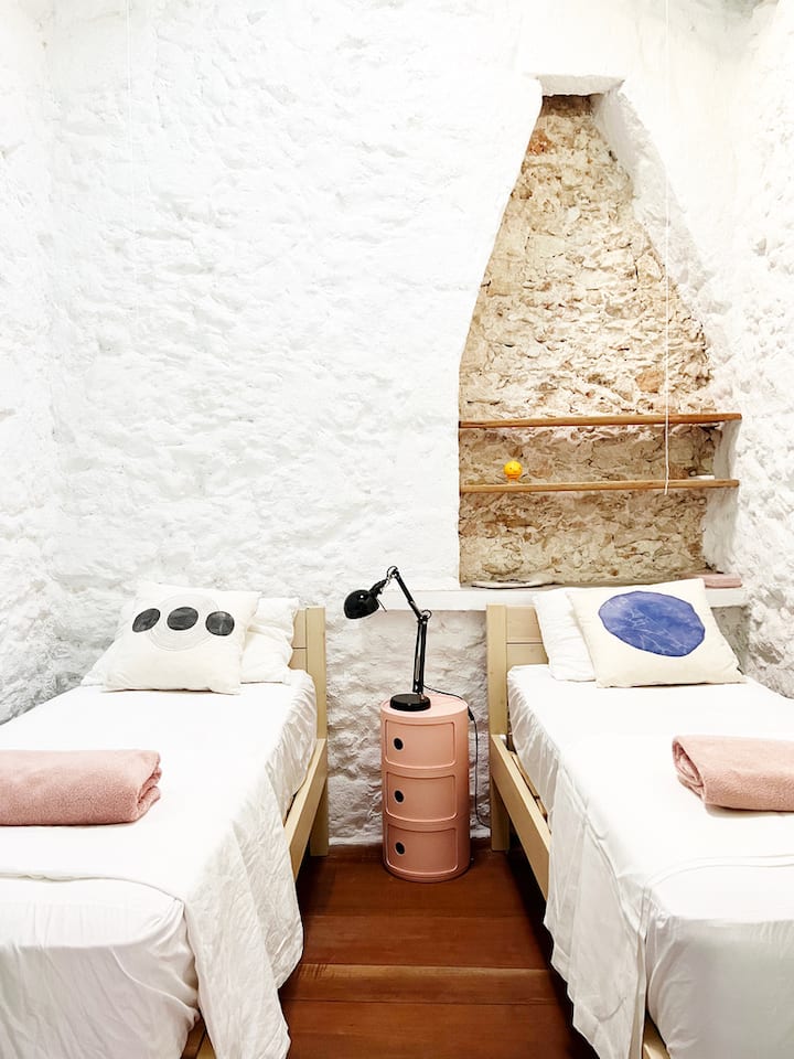 Това е била кухнята на къщата, а на мястото на рафтовете е имало огън. 

Тази спалня може да бъде подредена с две единични или една двойна легло. Леглата се съединяват с цип, за да образуват двойно легло. 

Включени са климатик и затъмняваща щора за покривния прозорец