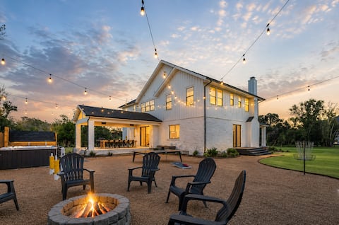 Luxury Villa with Huge Kitchen/ Hotub/barrel sauna
