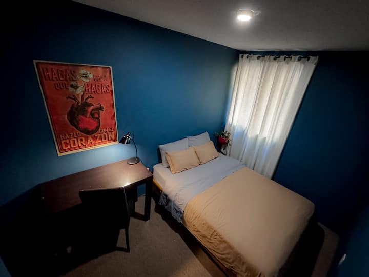 您的独立房间，配备一张舒适的双人床（房客说的），办公桌和衣柜空间。 