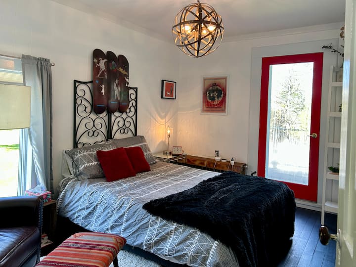 The Banksy- bedroom with private balcony and TV