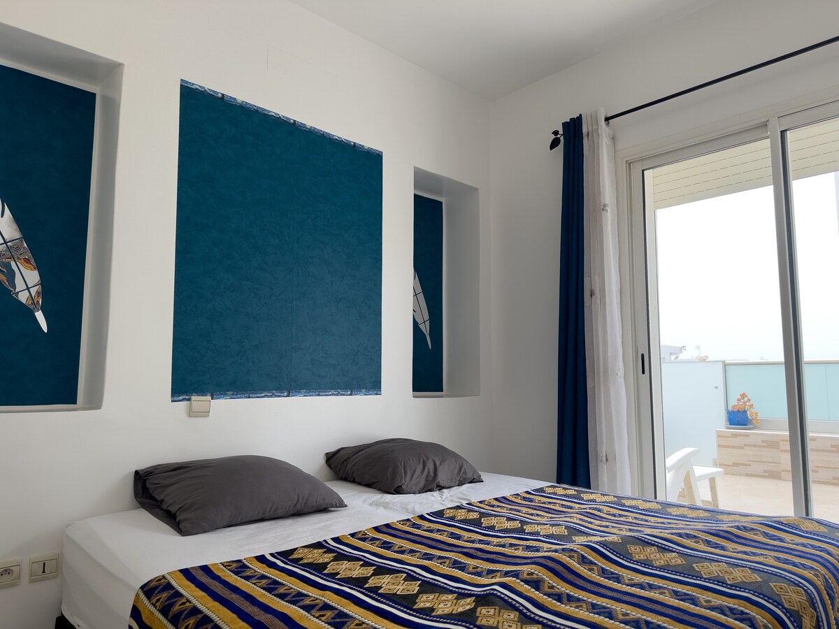 ️ Dhoma e gjumit
Dhomë gjumi qetësuese me krevat dopio, dekor elegant dhe hyrje në tarracë. Perde të errëta për një natë të qetë. 