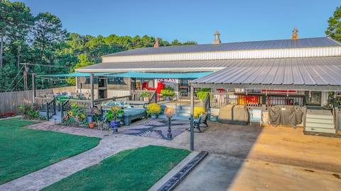 Spacious & unique home w/hot tub & outdoor beds!