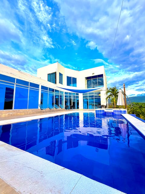 Good view. Country house with a pool and a viewpoint