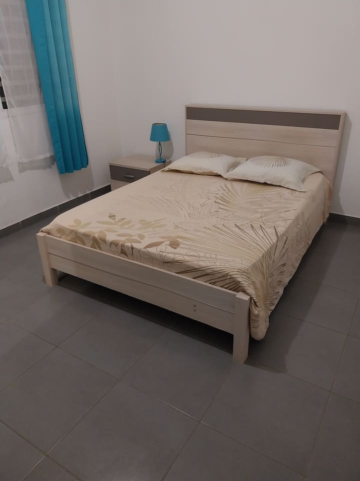 Дупли кревет, со ноќна масичка