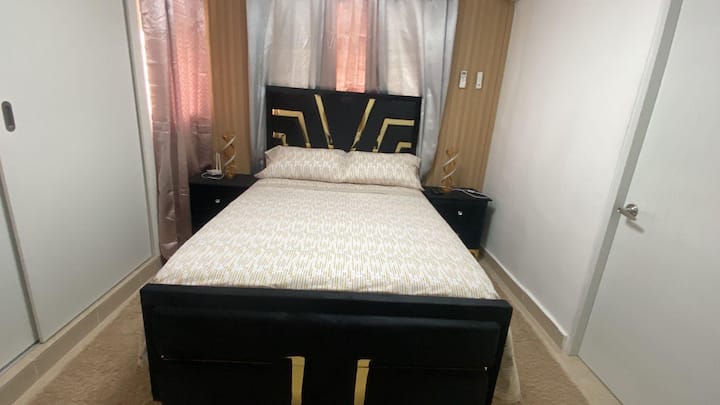 Habitación principal súper espaciosa con área para trabajar y con baño incluido.