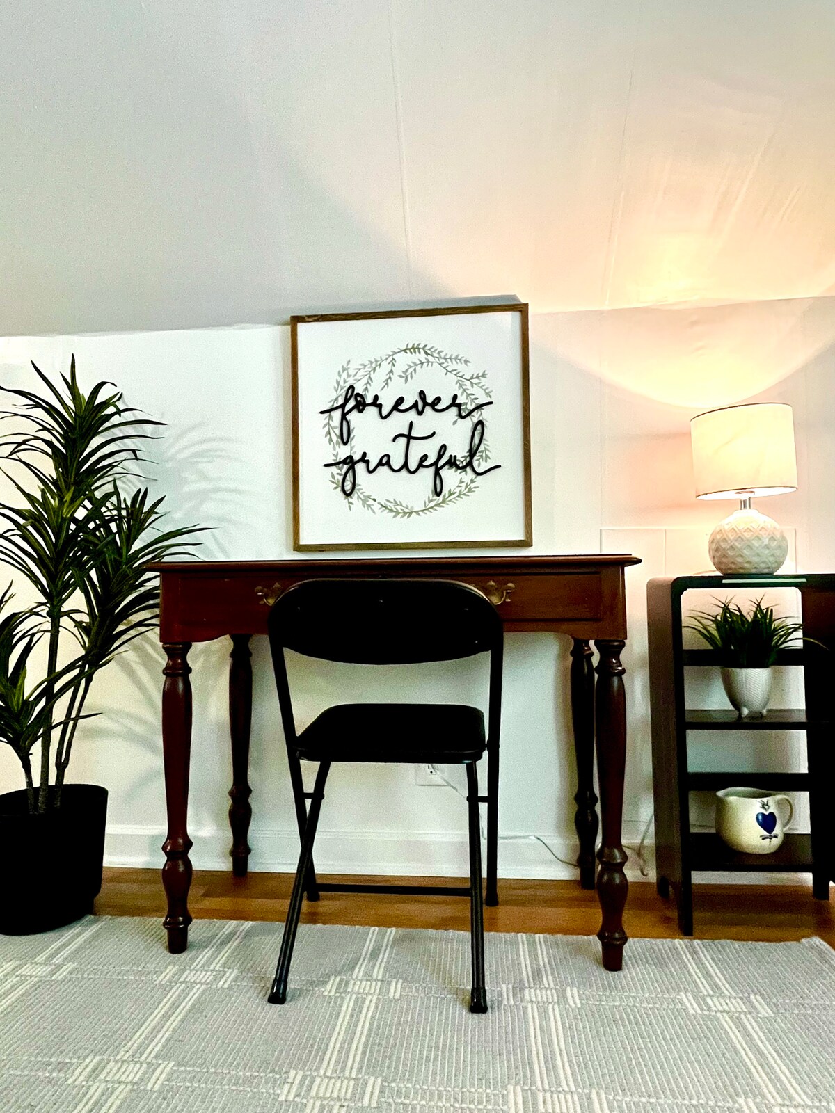 El espacio de trabajo se encuentra en el dormitorio de arriba.