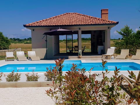 Beautiful villa Didov san with heated pool!