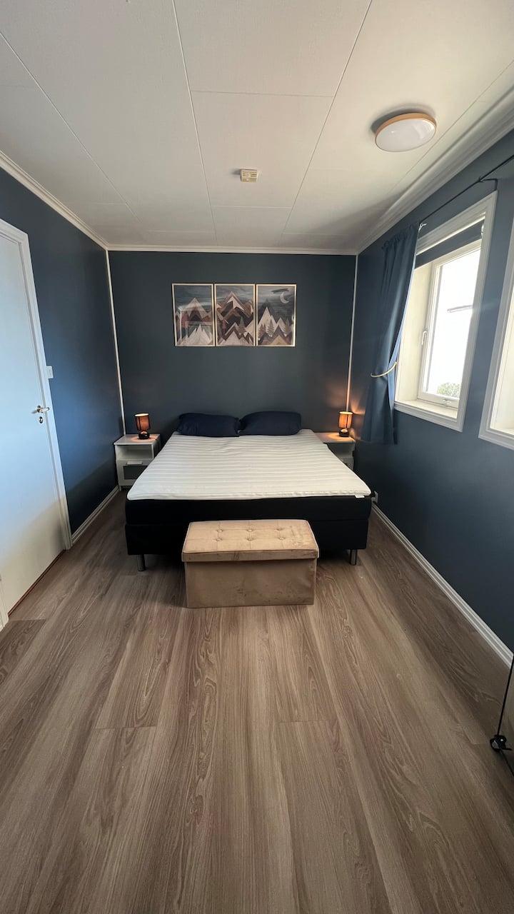 سرير مزدوج في غرفة نوم واسعة 