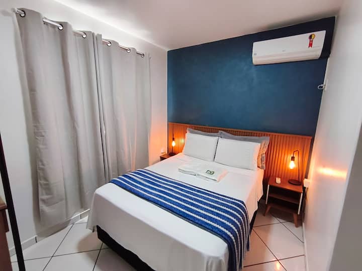 Chambre 1
Lit double avec ressorts ensachés
Climatiseur LG Inverter chaud et froid.
Équipements de chevet.
Penderie en bois
Arara et cintres.