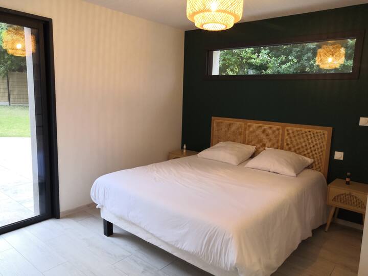 Grand lit double 160X200 cm avec salle de bain attenante