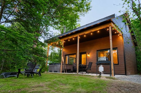 Waterfront Chalet with Spa | Le Pic-Bois