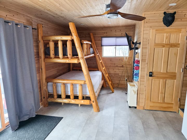 dyshe mbi një dhomë të plotë me fjetje.  Kjo është e hapur për në dhomën e hyrjes