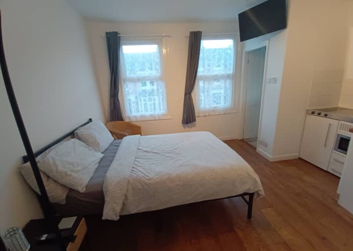 Studio Apartment With Parking Near To Train & Bus - Reading