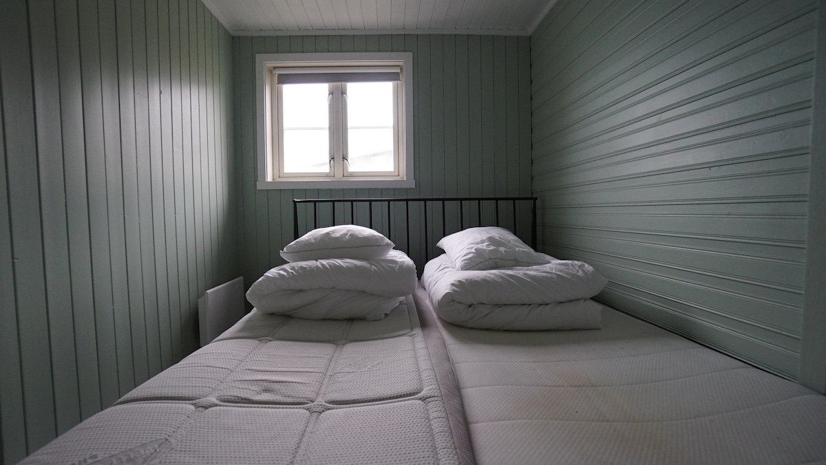 חדר שינה עם מיטה זוגית ונוף לנמל.