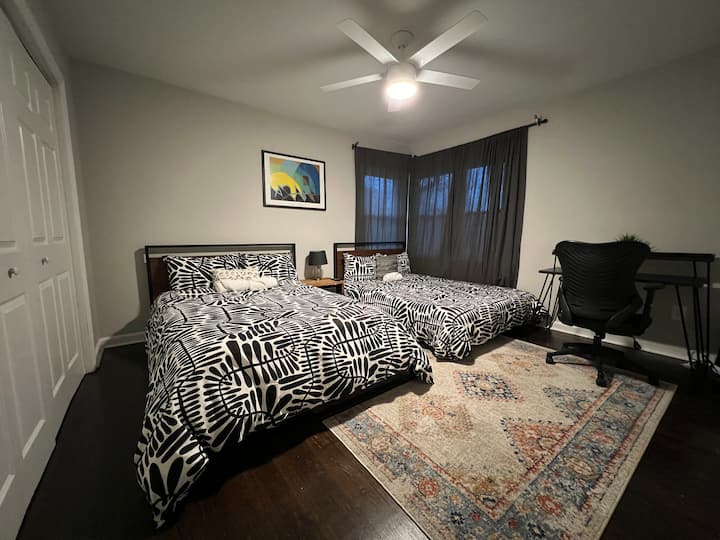 Corner Room

Room located on the upper level