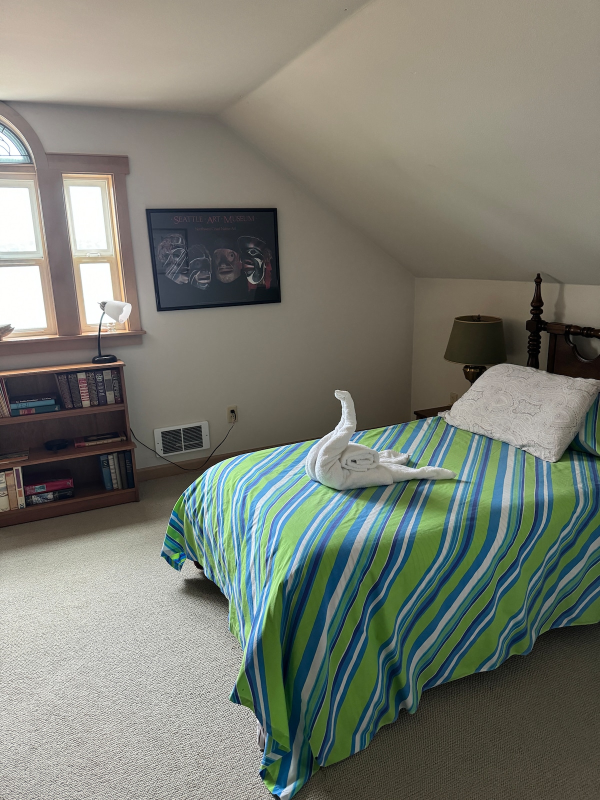 นี่คือห้องใต้หลังคาที่มองเห็นห้องนั่งเล่น ที่พักยอดเยี่ยมสำหรับให้เด็กๆเข้าพัก 