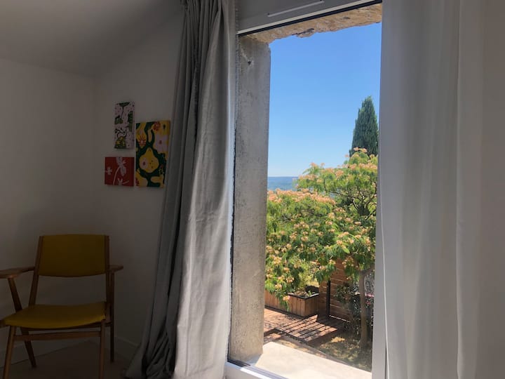 הנוף מהמיטה פשוט גורם לך לרצות להתארח שם 