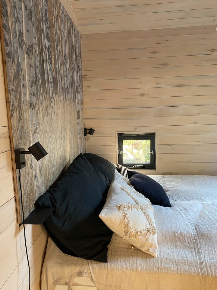 Ორადგილიანი მთავარი ხის სახლი.