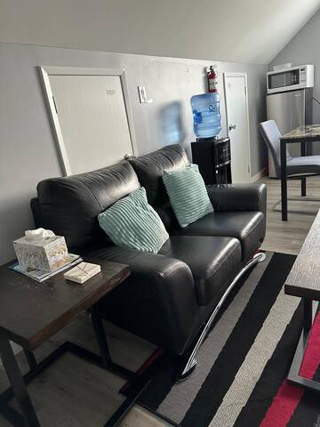 Spotless 4 bedrooms , 4 Beds, Sleep 8 in Winnipeg gallery image 2