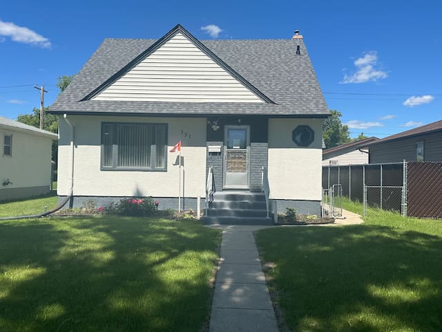 Spotless 4 bedrooms , 4 Beds, Sleep 8 in Winnipeg