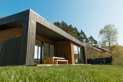 Seaside spa cottage. Sauna/ice bath/hot tub. Fits 2/3 fam