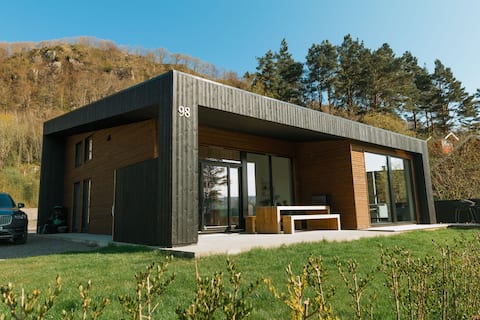 Seaside spa cottage. Sauna/ice bath/hot tub. Fits 2/3 fam