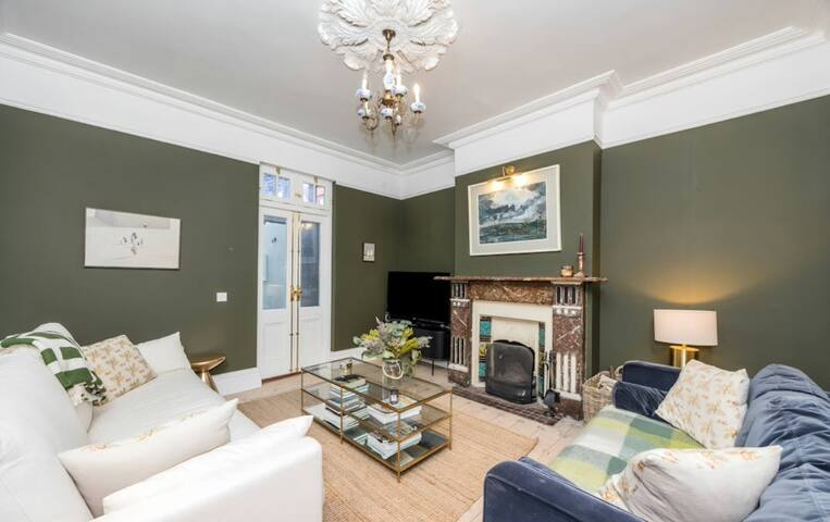 Stylish and Spacious Home in North Dublin City(D7) gallery image 2