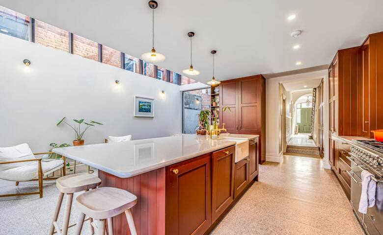 Stylish and Spacious Home in North Dublin City(D7) gallery image 5