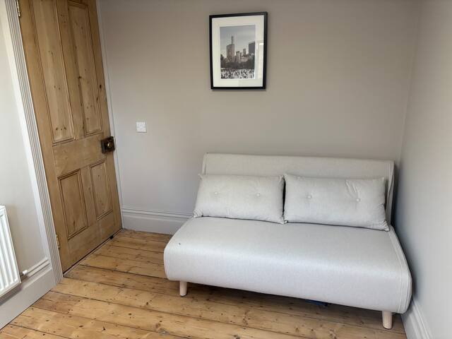 Stylish and Spacious Home in North Dublin City(D7) gallery image 3