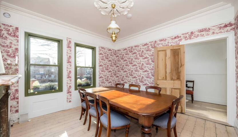 Stylish and Spacious Home in North Dublin City(D7) gallery image 4