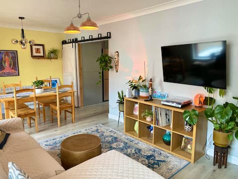 Top performing Airbnb: Bright & Spacious 2-Bedroom, 2-Bathroom Apartment in Almond