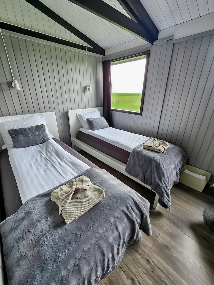 Spálňa má 2 samostatné lôžka a uterák, ktorý môžete použiť, keď sa budete chcieť ponoriť do tepla súkromného vírivky. 
Pro tip! Cestovné detské postieľky a detské monitory sú k dispozícii bezplatne, stačí nám poslať správu s požiadavkou ☺️