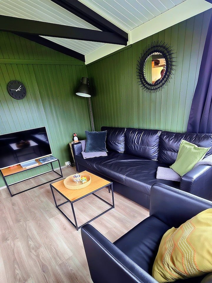 Po dni cestovania si oddýchnite v obývacej izbe a vychutnajte si streamovacie služby v televízii, zahrajte si stolovú hru, prečítajte si knihu alebo si len zdriemnite ;)