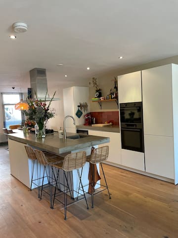 Modern apartment (105m) with garden in city centre