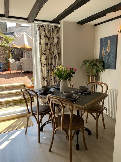 Top performing Airbnb: Abode/Courtyard garden + Free parking in sandwich in Dover