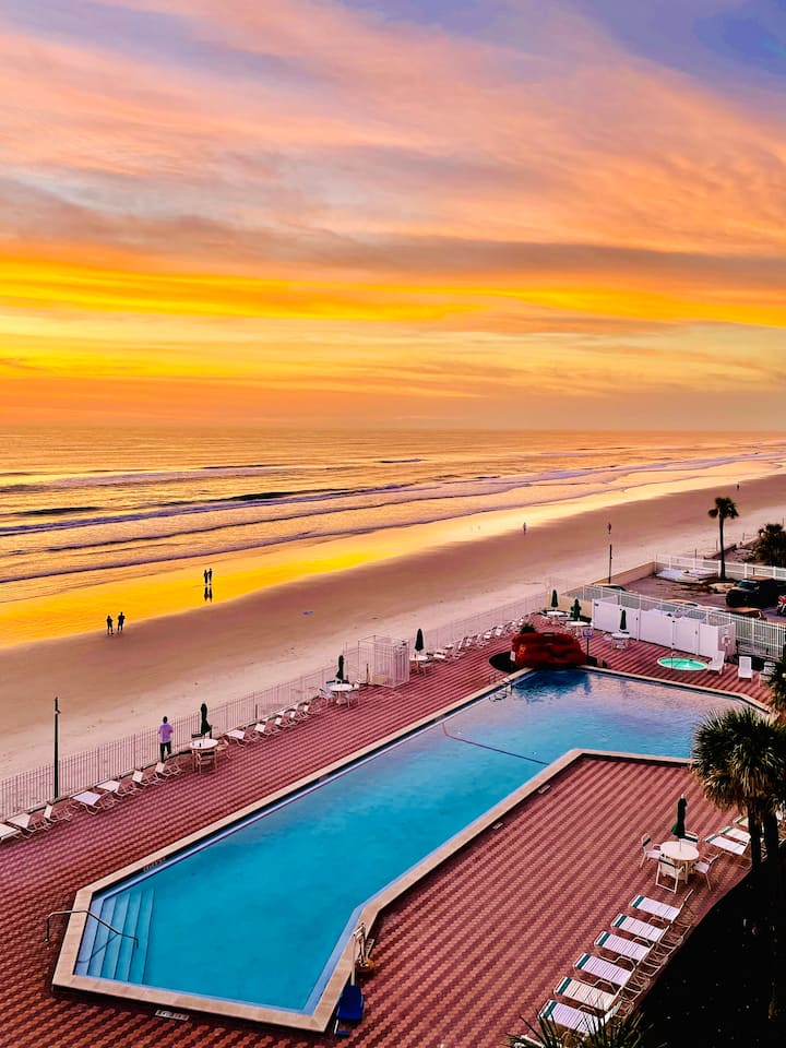Beachfront Studio, Amazing Views, Pool, King Bed - Daytona Beach, FL