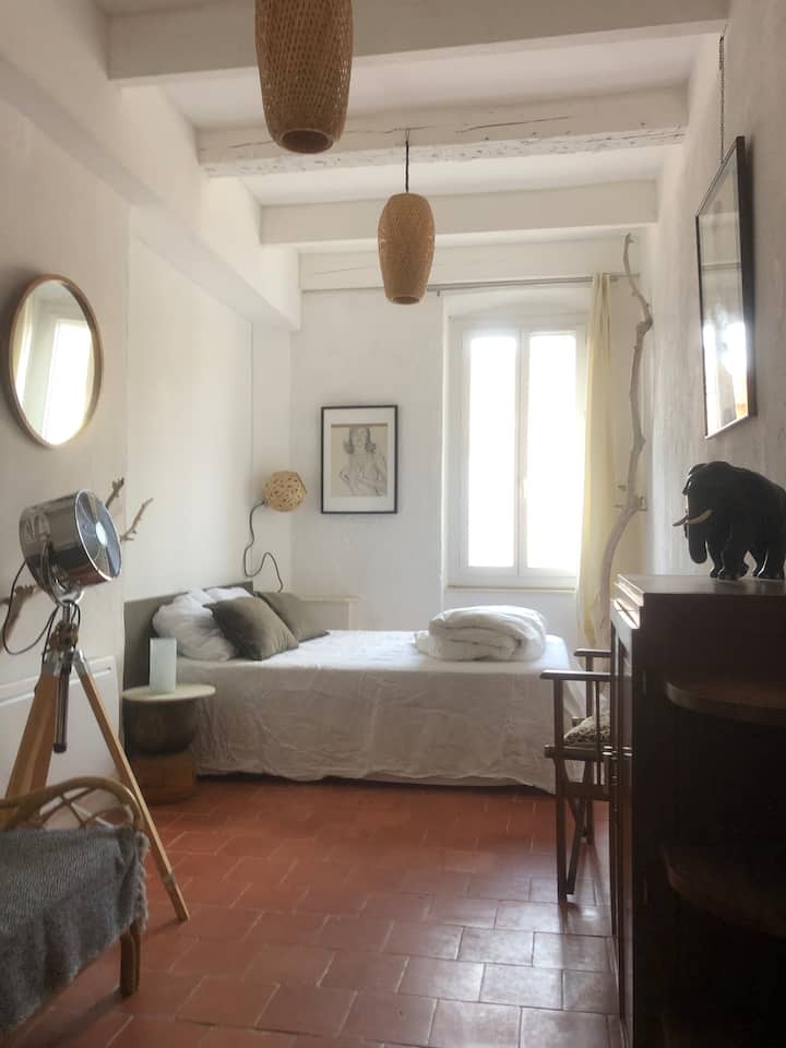 Un lit 140/190
Una cama  90/190