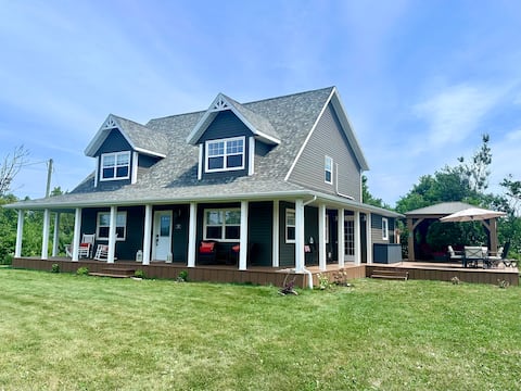 Modern Family Cottage 5 Mins from Beach & Golf