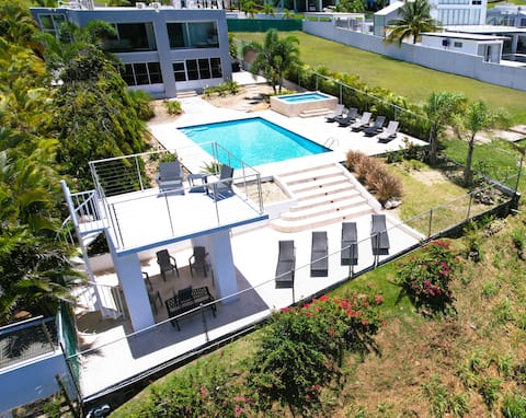Oceanfront/pool/hot tub/spiral steps/viewing patio