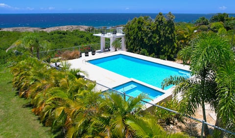 Oceanfront/pool/hot tub/spiral steps/viewing patio