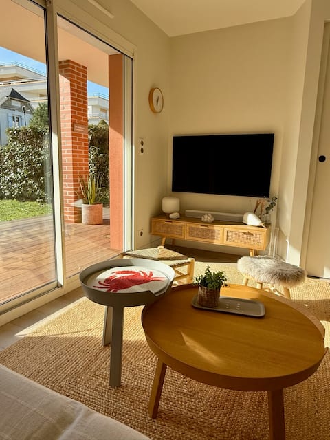 Top performing Airbnb: Cozy garden level, walking distance to the beach in Pornichet