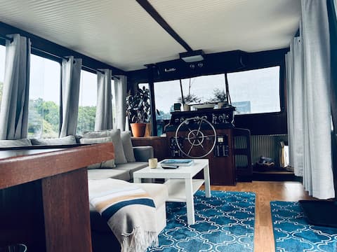Successful Airbnb property: Classic Boatel Yacht in Warrington