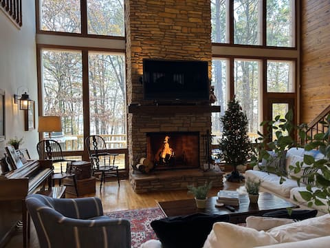 Popular Airbnb listing: Lakefront 4Bdr, Boat Ramp, Golf, Fishing, Foosball in Heber Springs