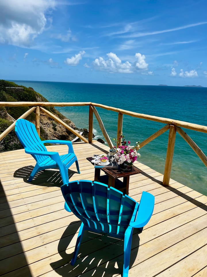 Апартманот Marinero е уникатен романтичен бунгалов кој се наоѓа токму на карпата. Замислете се како се будите со звукот на морето и како правите утринска јога на терасата опкружени со природа и спокојство