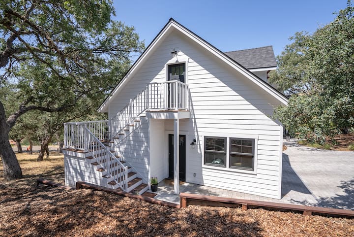Cozy Loft + Private Parking  Steps To Downtown - Paso Robles, CA