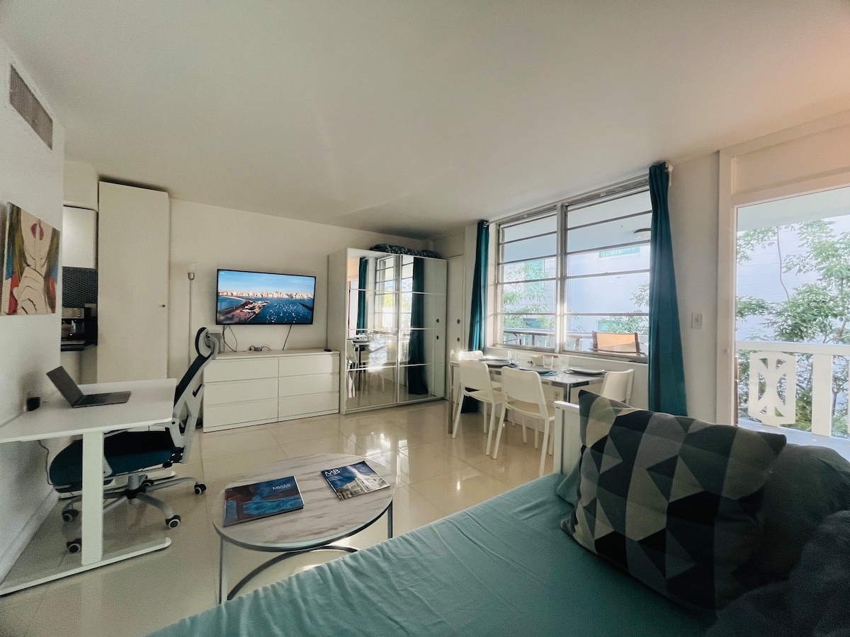 Salle de séjour lumineuse avec lit de jour / canapé-lit pour un couchage supplémentaire et bureau à hauteur réglable et chaise ergonomique si vous avez besoin de travailler confortablement